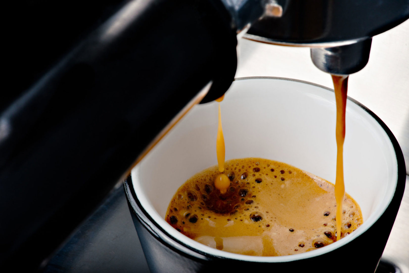 Comodo Uso Della Macchinetta Per Il Caffè Espresso Perfetto